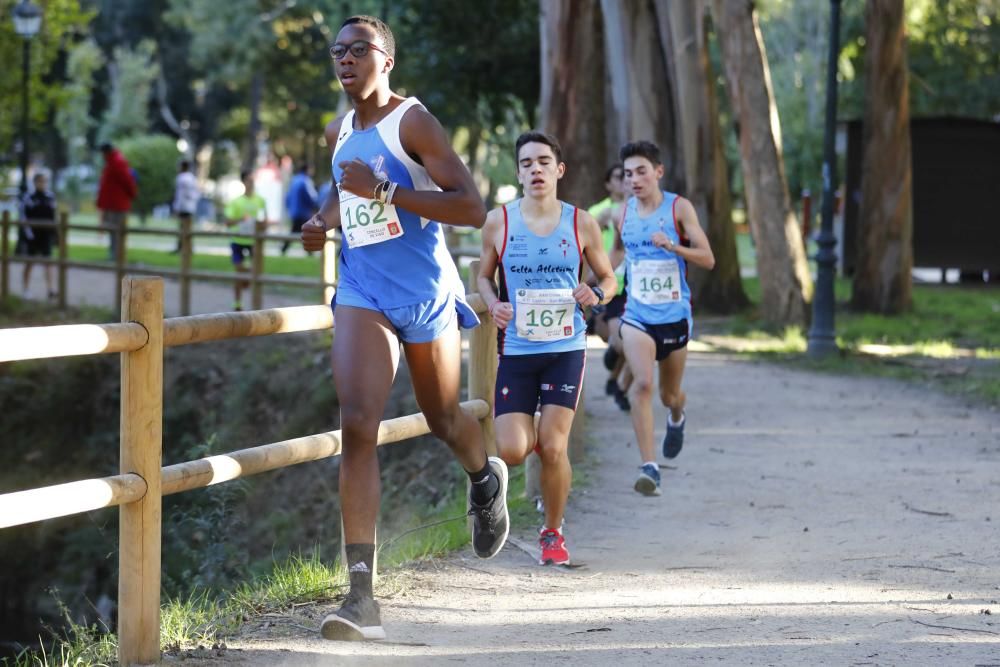 Más de 1.100 jóvenes atletas desafían a las bajas temperaturas para participar en la tradicional carrera de cross escolar.