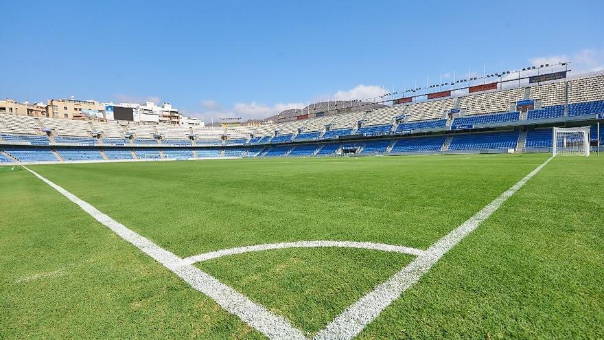 El campo del CD Tenerife se queda vacío debido a las vacaciones de los blanquiazules.