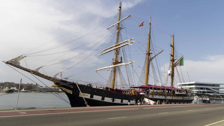 El buque escuela de la Armada Italiana atracado en València, en imágenes