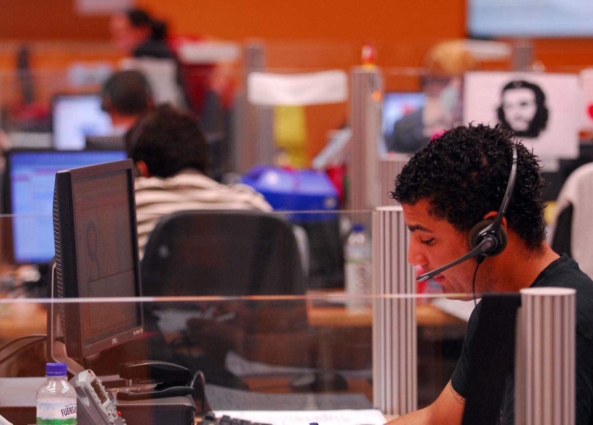 Una persona trabaja en un call center.