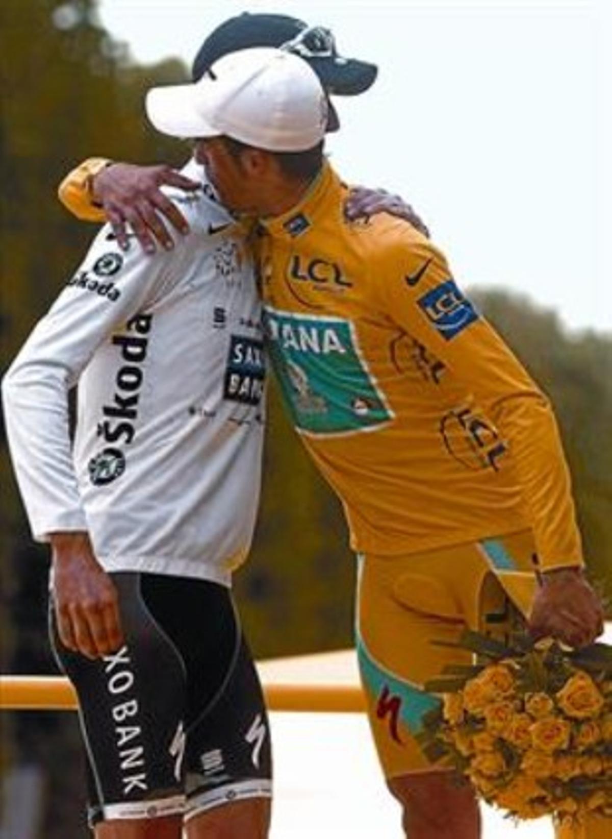 Amistat 8 Contador (dreta) abraça Schleck al podi.