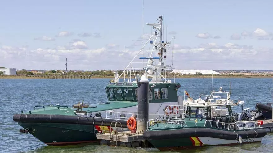 Luto en el Puerto de Huelva: Compañeros de los agentes fallecidos aguardan en el muelle de Levante