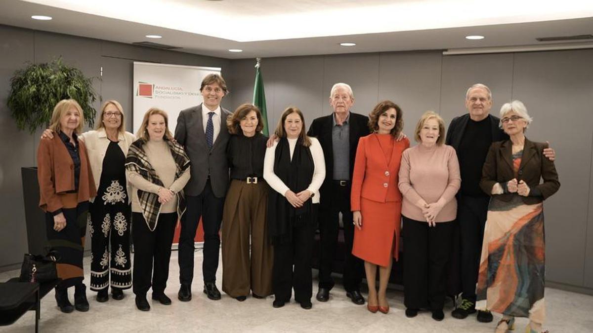 La secretaria general del PSOE-A, María Jesús Montero, y el expresidente de la Junta Rafael Escuredo se reúnen en Málaga con las hermanas de Manuel José García Caparrós.