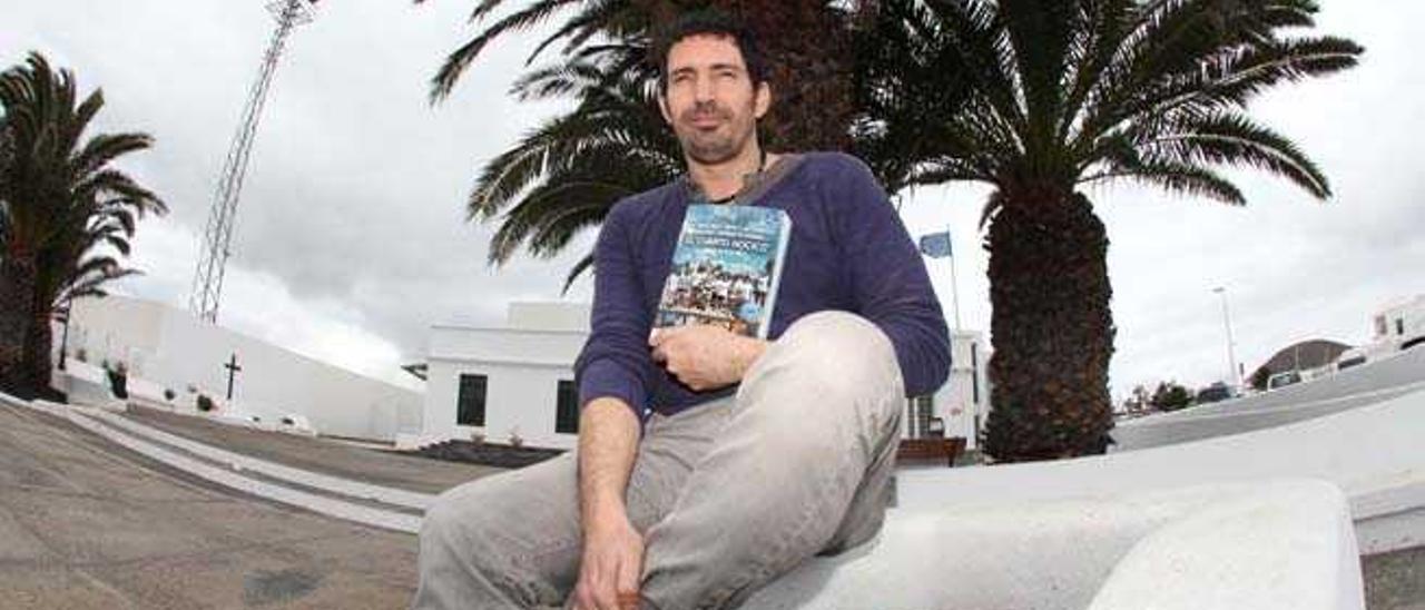 César Bono en la plaza del Ayuntamiento de Tías, en Lanzarote, con su libro &#039;El cuarto hocico&#039;, sobre la creación de una protectora de animales por escolares.