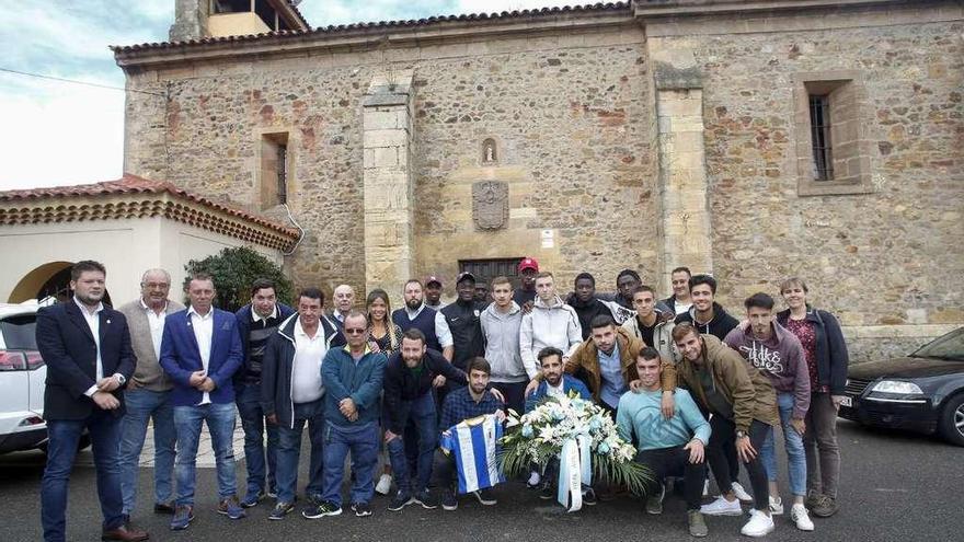 La plantilla del Real Avilés, ayer, en la ermita de La Luz antes de entregar el ramo a la Virgen de La Luz.