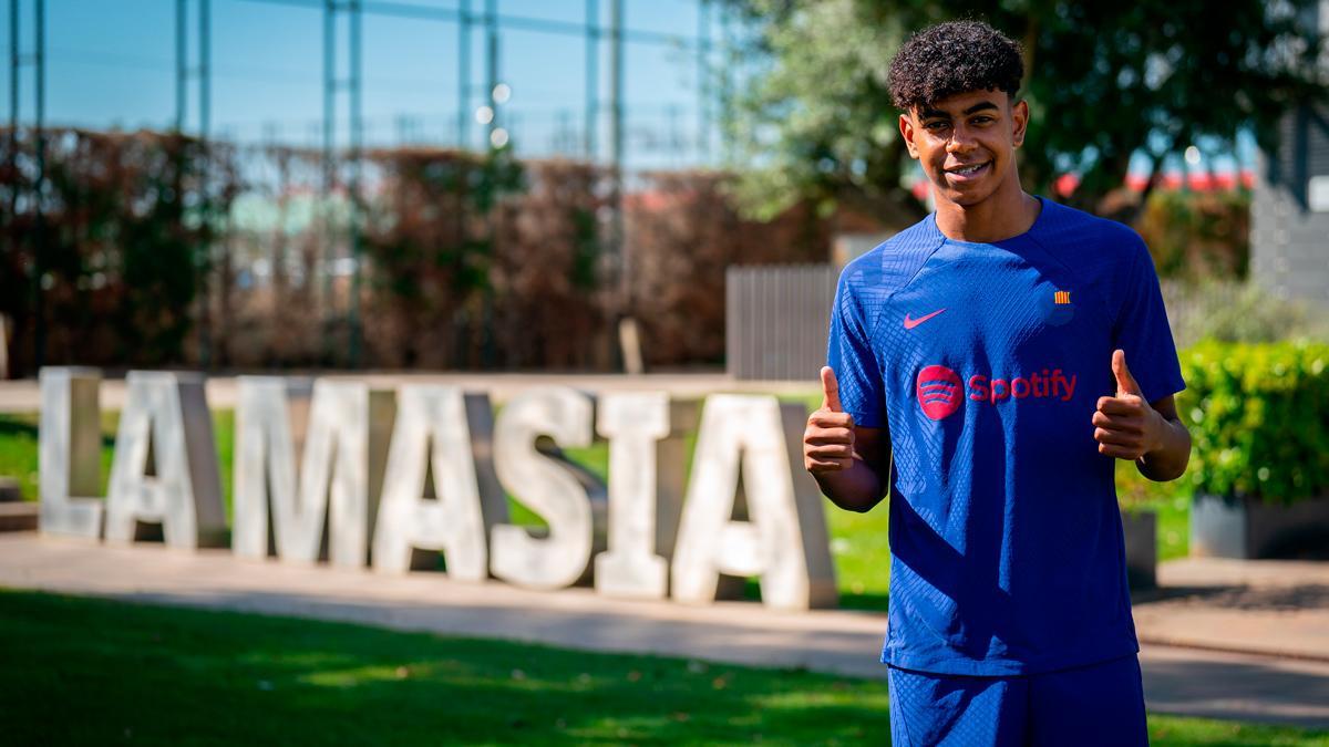 Lamine Yamal posa en La Masía un día después de debutar con el primer equipo