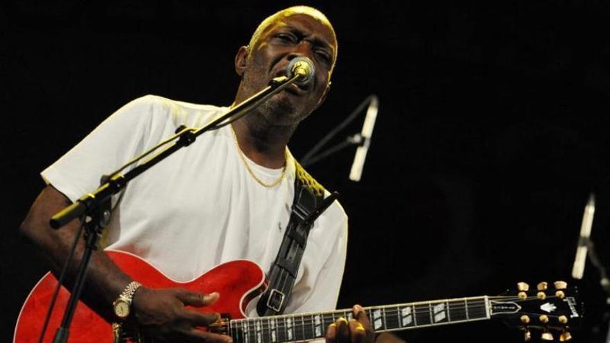 El guitarriista antillano Jacob Desvarieux formó el grupo Kassav’ en París con los hermanos Pierre-Éduard y George Décimus.