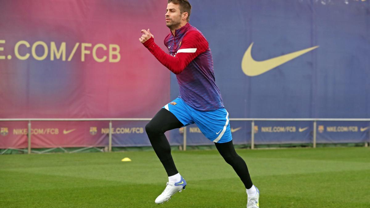 Piqué se ejercita en solitario sobre el césped de la Ciudad Deportiva Joan Gamper