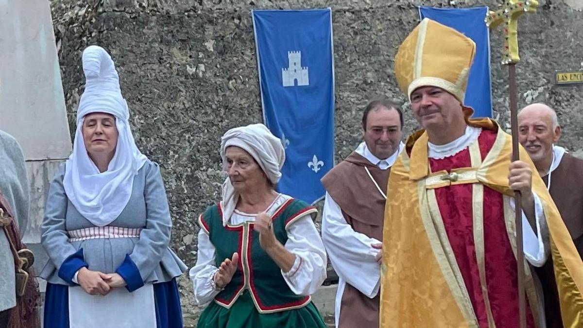 En el centro, Cristina Carneado, en la recreación de Pimiango.