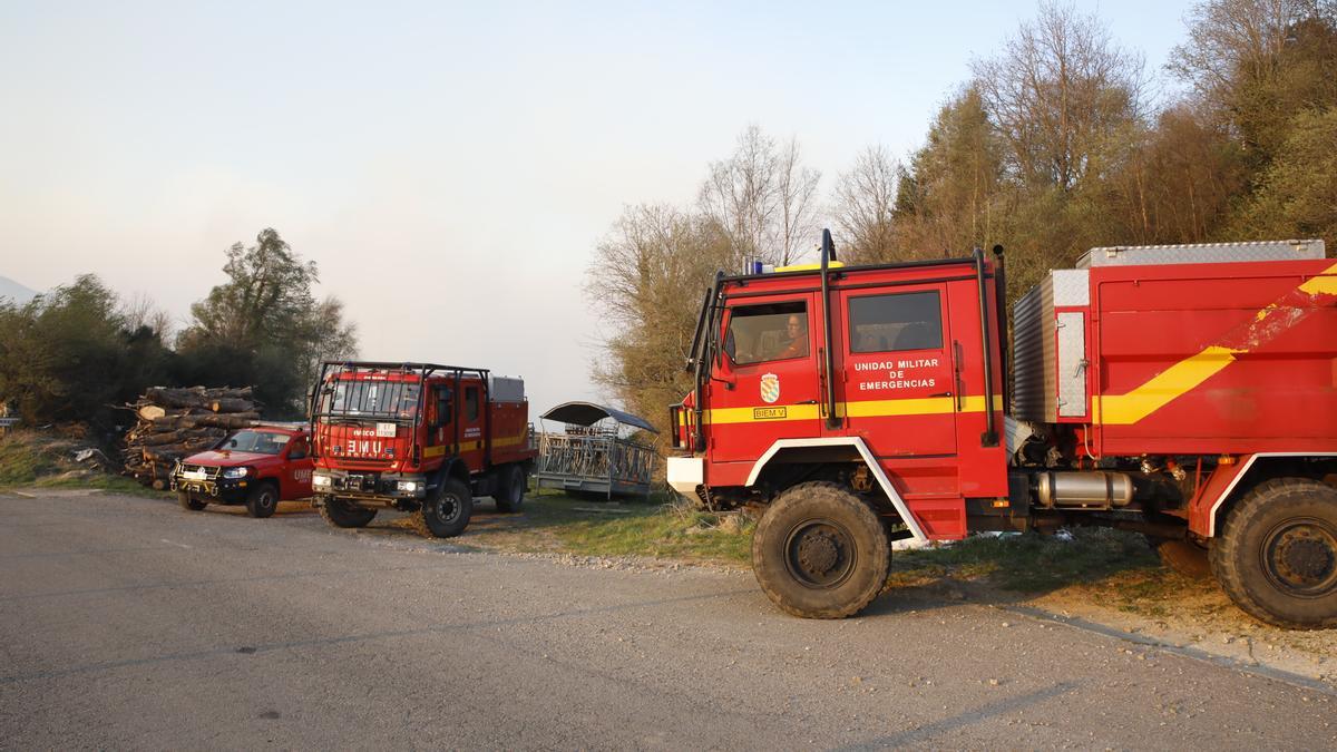 Bomberos, vecinos y la UME luchan contra el preocupante incendio en Tineo