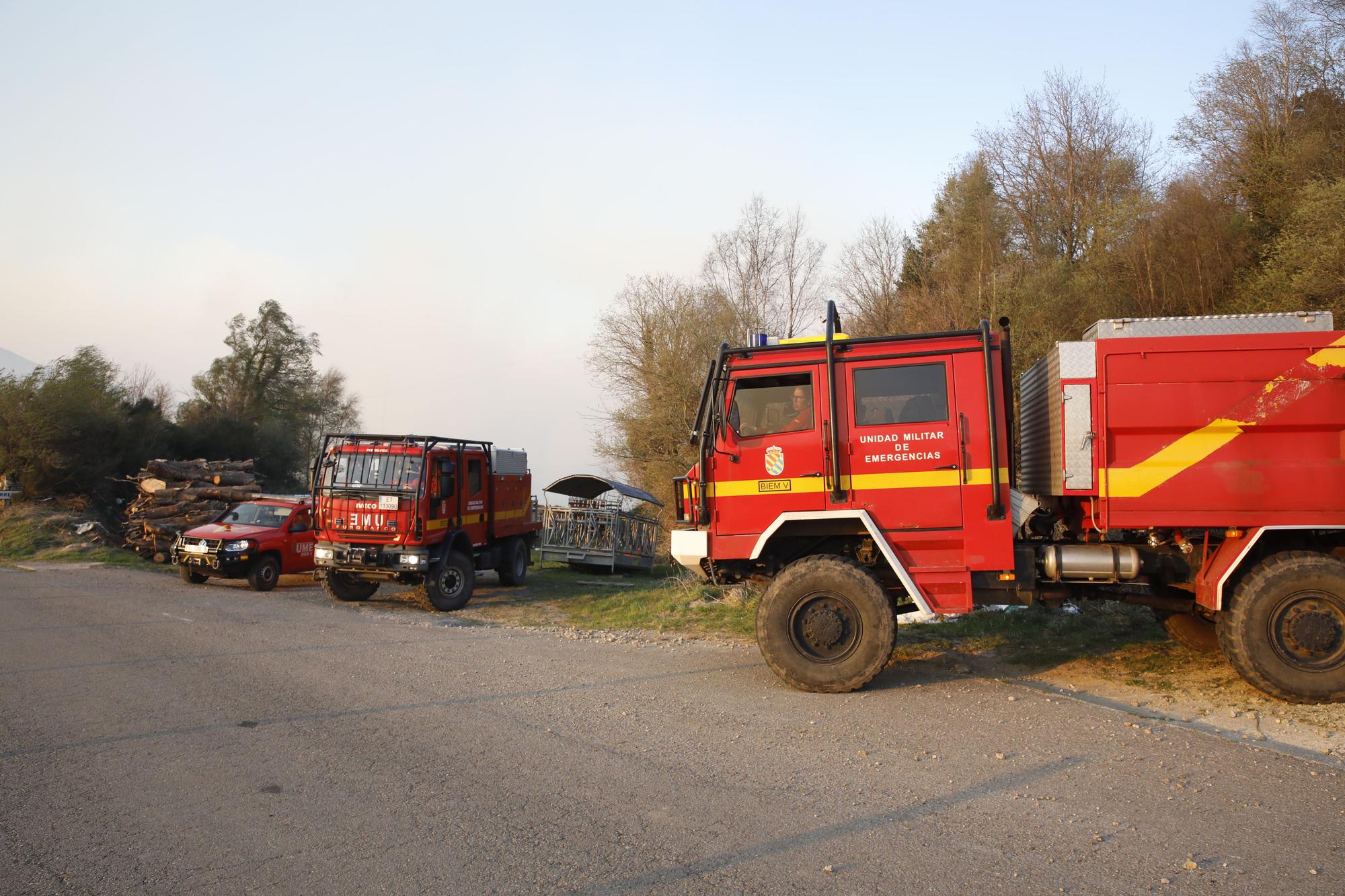 EN IMÁGENES: bomberos, vecinos y la UME luchan contra el preocupante incendio en Tineo