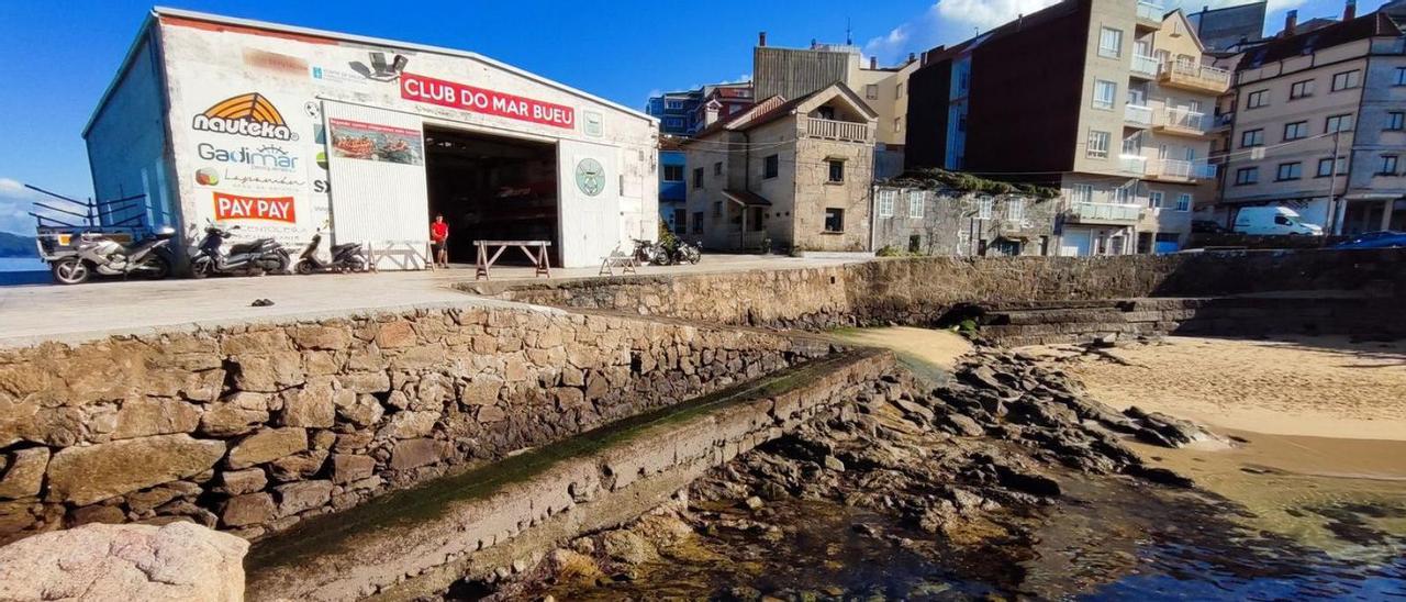 Imagen de la rampa actual con la nave náutica del Club do Mar Bueu al fondo |   // SANTOS ÁLVAREZ