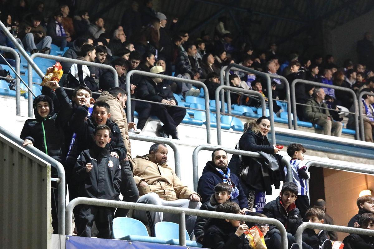 Asistentes al encuentro entre Real Avilés y el Pontevedra disputado en el Suárez Puerta.