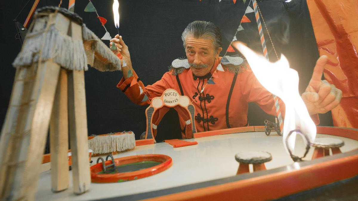 El titiritero Dominique Keringnard con su circo de pulgas, durante una actuación en el festival segoviano.