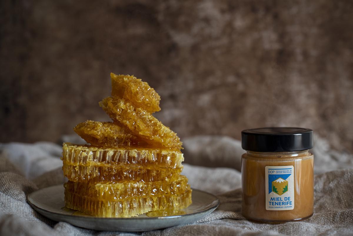Les mels de Tenerife són molt particulars en el sabor i el color i han estat distingides amb una Denominació d'Origen Protegida.