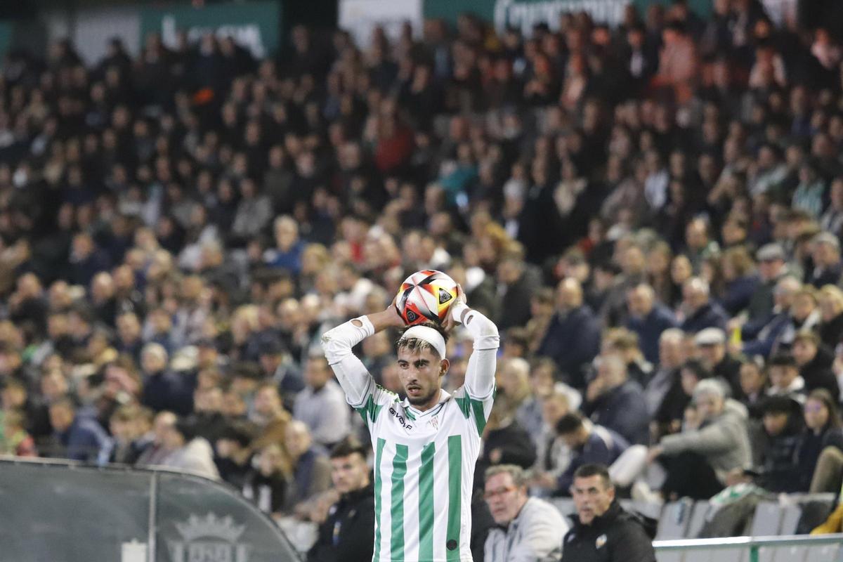 Calderón saca de banda ante un graderío de El Arcángel repleto, este sábado, contra el Castellón.