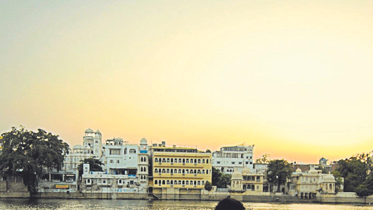 Salto de cabeza en el lago Pichola.