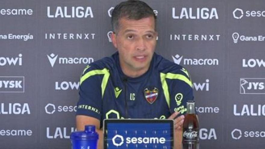 Luis Castro, enfadado por su amarilla: "Los árbitros no nos tratan igual a todos los técnicos"
