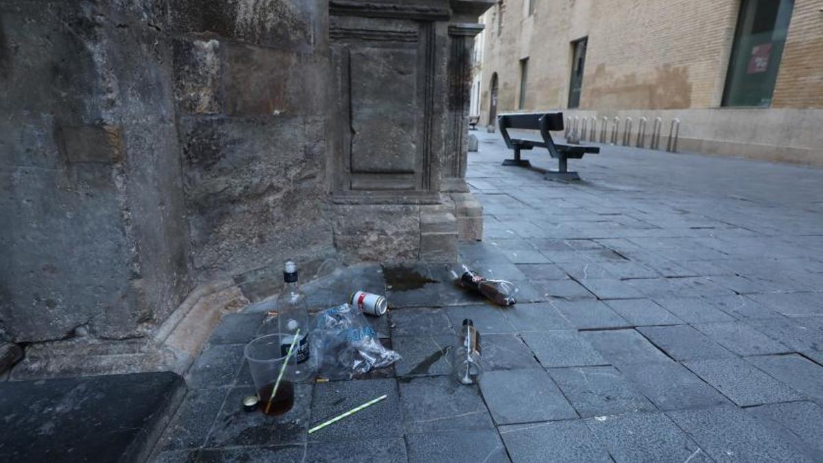Restos de botellón en la plaza San Carlos, un domingo por la mañana