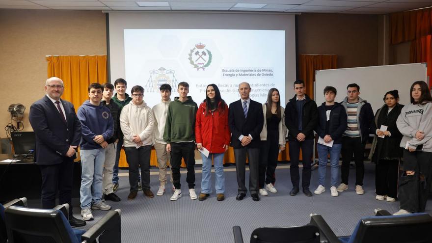 Francisco Javier Iglesias (primero por la izquierda) y Juan José Fernández (noveno), con los estudiantes de primer curso de Minas. | Miki López