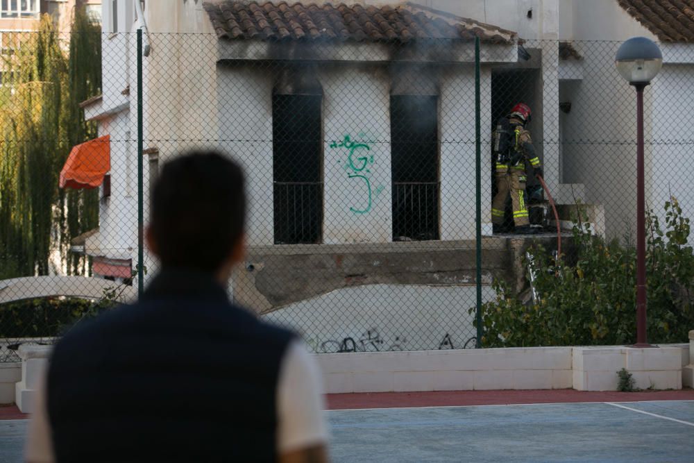 Incendio en un bungalow abandonado en urbanización Jardines de Las Huertas.