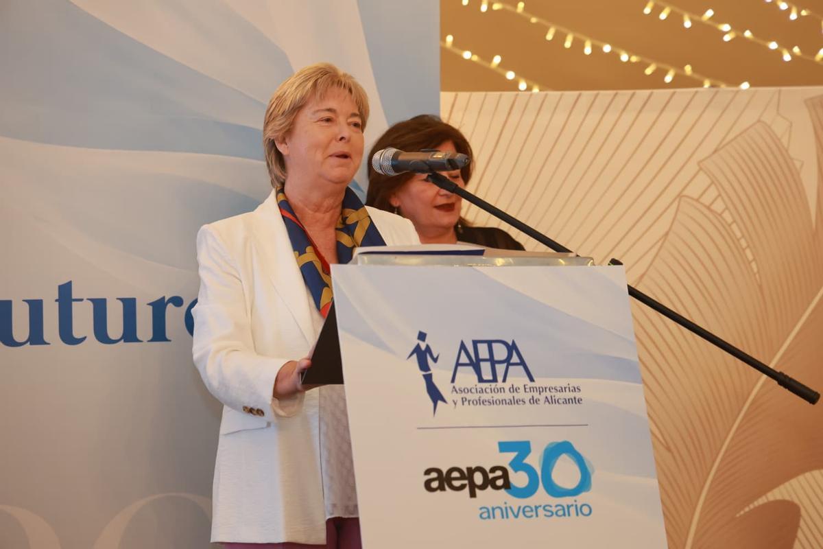 Durante su discurso, la presidenta de AEPA, Marcela Fernández, puso en valor el papel que ha desempeñado la asociación a lo largo de su trayectoria y la importancia de quienes impulsaron su nacimiento.