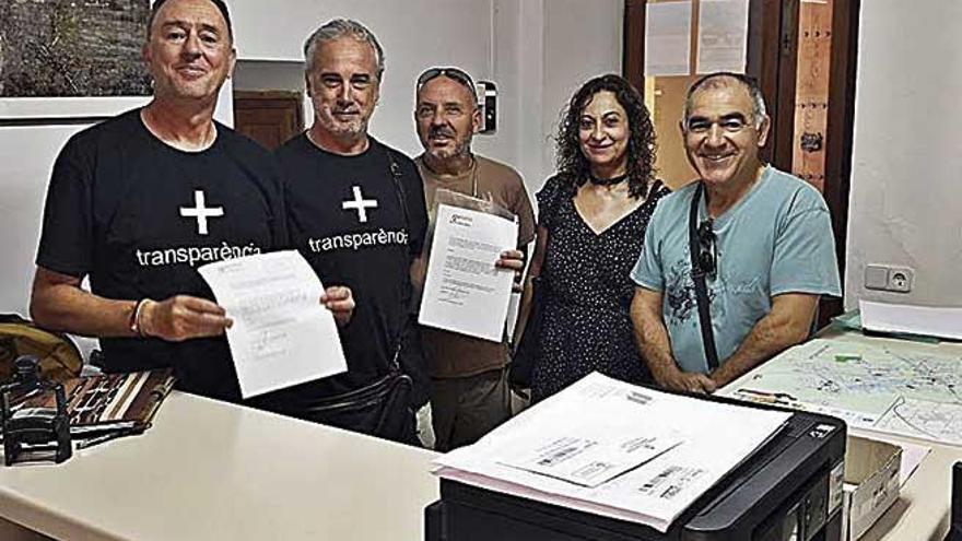 Alternativa per Santa Maria, presentando las peticiones.