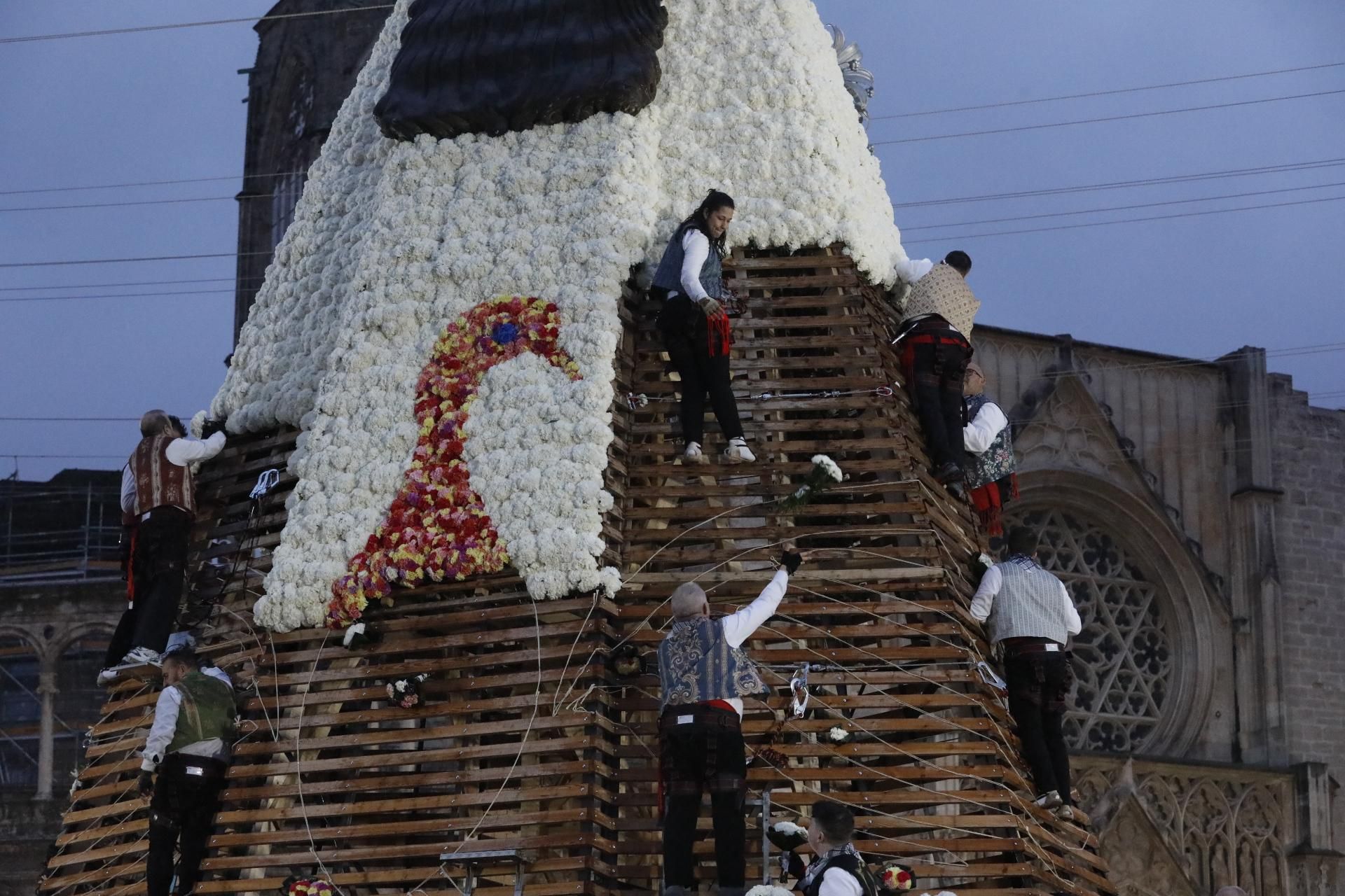 Búscate en el primer día de ofrenda por la calle de la Quart (entre las 19:00 a las 20:00 horas)