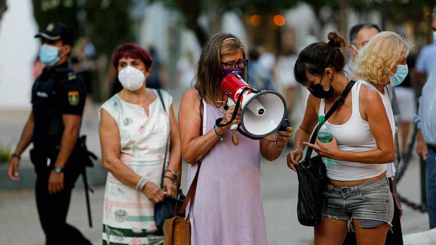 Un centenar de personas participan en Ibiza en un acto de protesta por la agresión sexual cometida en Formentera