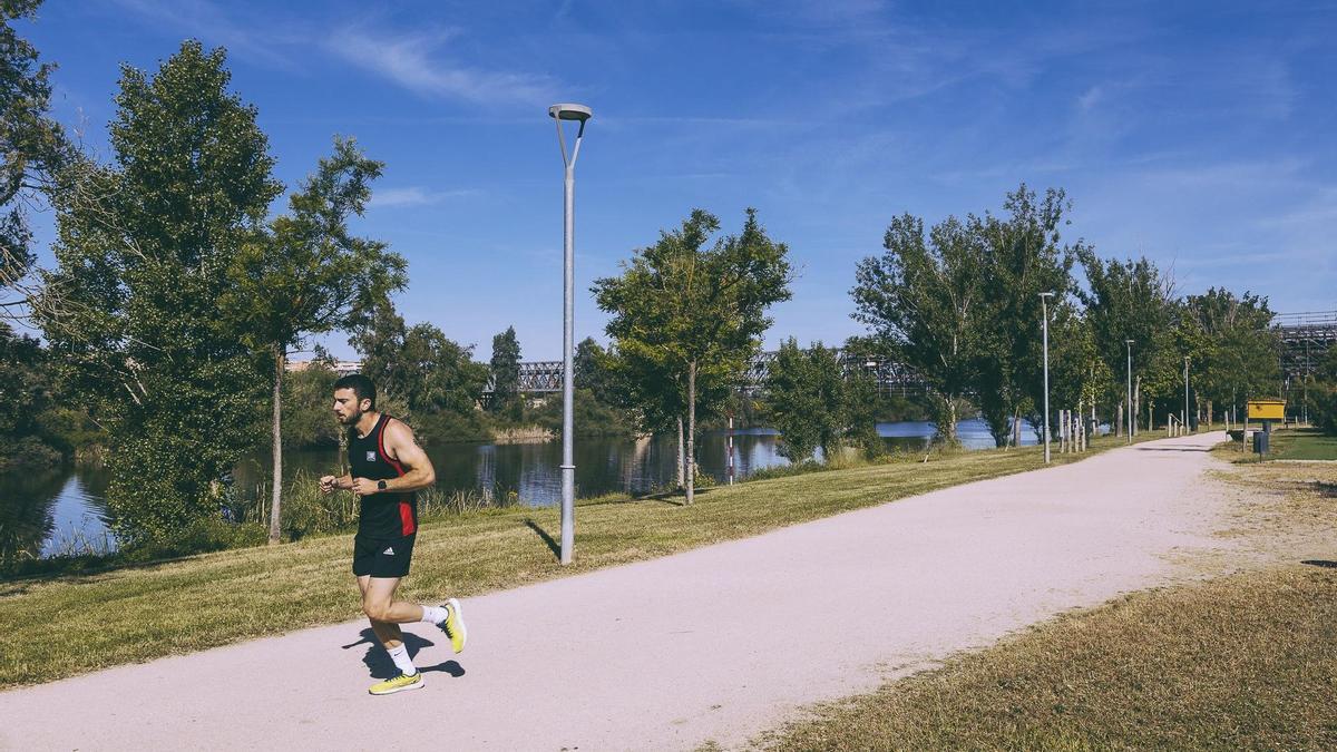 Un deportista corriendo por la zona del río Guadiana en Mérida.