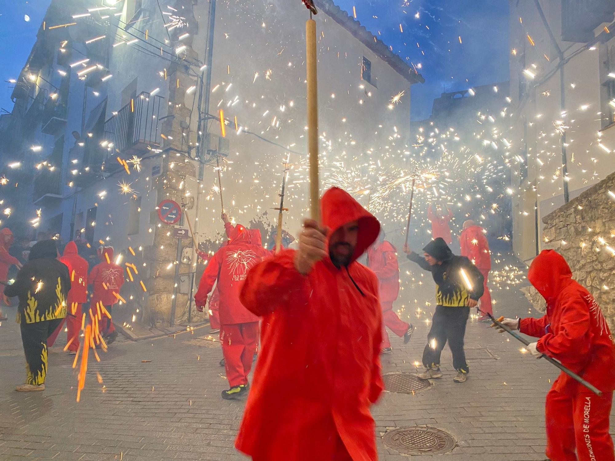 Un correfoc calienta motores en Morella para el inicio de l'Aplec dels Ports