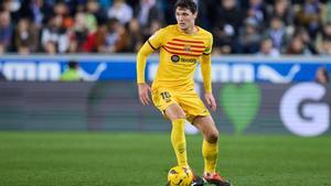 Andreas Christensen, en acción, buscando un compañero en el campo del Alavés.