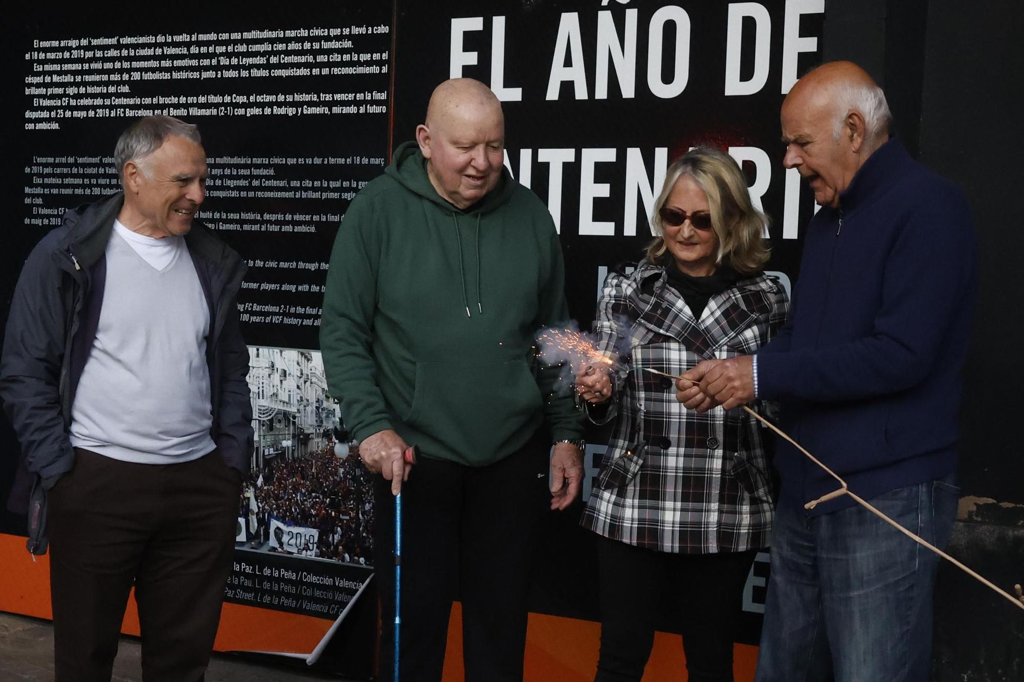 Homenaje al gol de Forment en la puerta de Mestalla