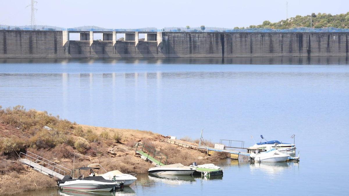 Aspecto que presenta este viernes el embalse de La Breña.