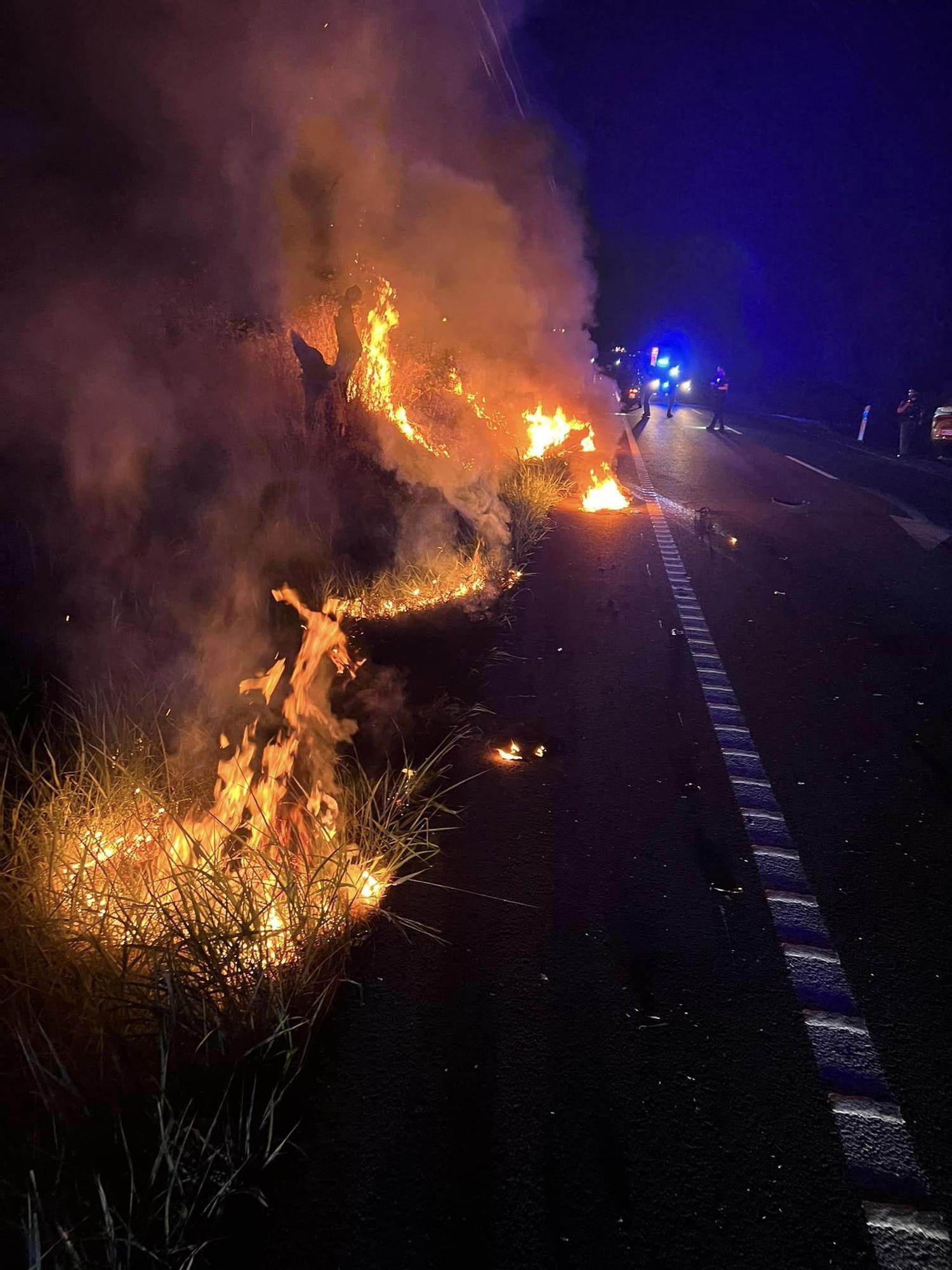 FOTOS | Un motorista muere tras un choque frontal con un coche con tres ocupantes en Alcúdia