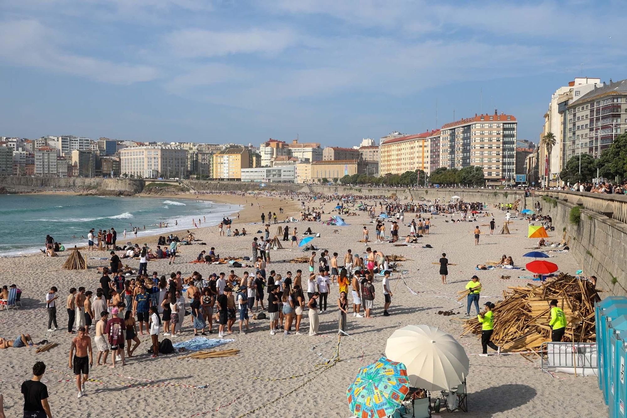 Reparto de madera y primeras hogueras en las playas de Orzán y Riazor