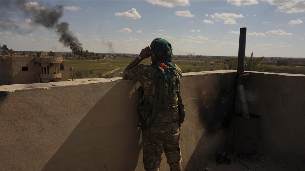 zentauroepp47214129 a u s  backed syrian democratic forces  sdf  fighter watches190303213232