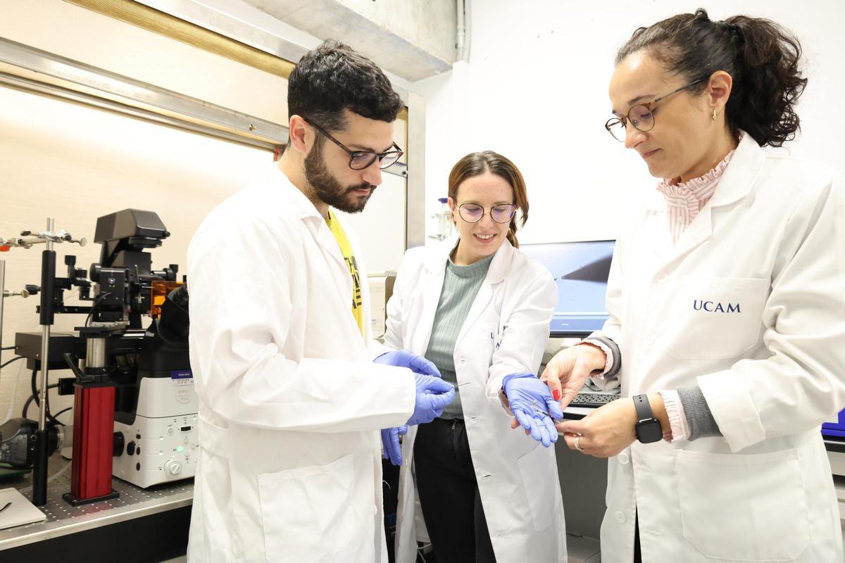Los investigadores Antonino Biagio, Águeda Molinero y María Cuartero realizando las primeras pruebas del nanosensor.
