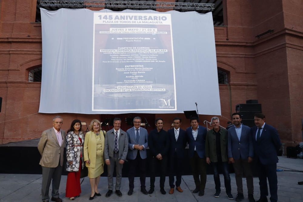 Música en directo, y  la participación de personajes vinculados con el arte, los toros, la gastronomía o el movimiento vecinal de la zona participaron en un evento celebrado en el exterior del coso