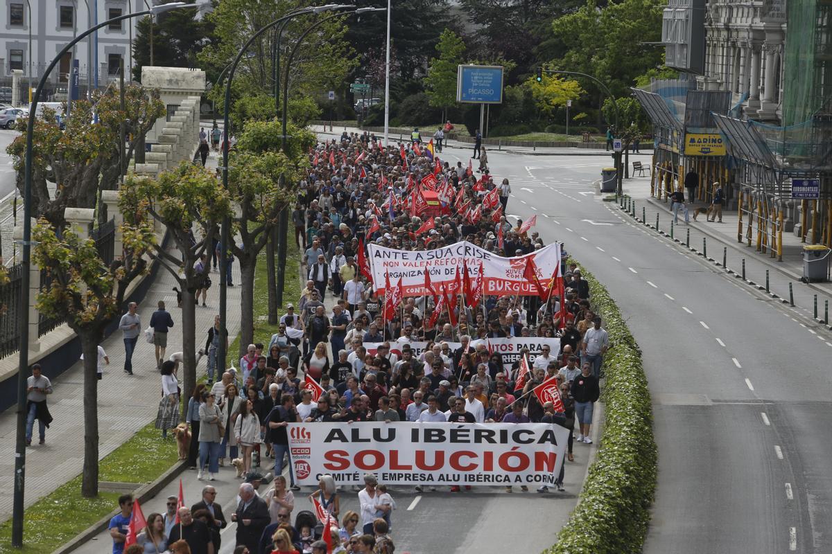 Manifestación convocada por la CIG, a su entrada en Linares Rivas desde la plaza de Vigo.
