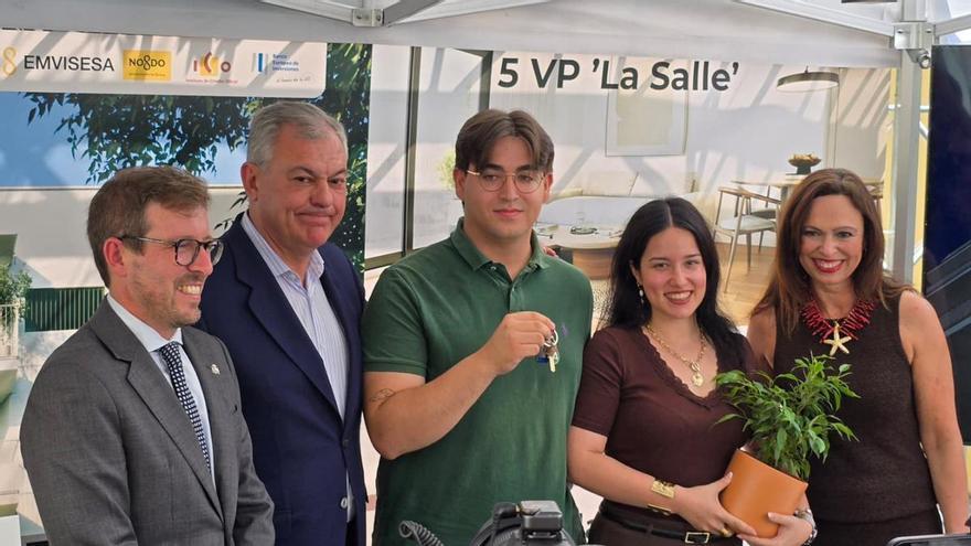 Las nuevas vidas de Paula, Vicente y Julio: de volver a casa de sus padres a estrenar una VPO por 420 euros al mes en Sevilla