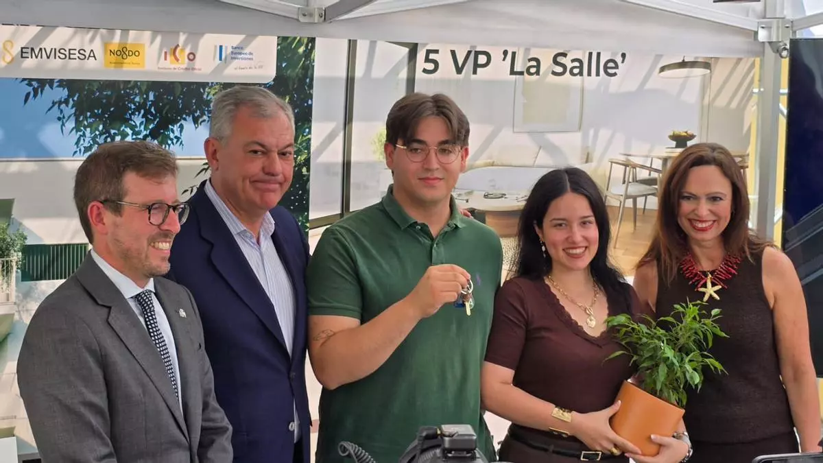 Las nuevas vidas de Paula, Vicente y Julio: de volver a casa de sus padres a estrenar una VPO por 420 euros al mes en Sevilla