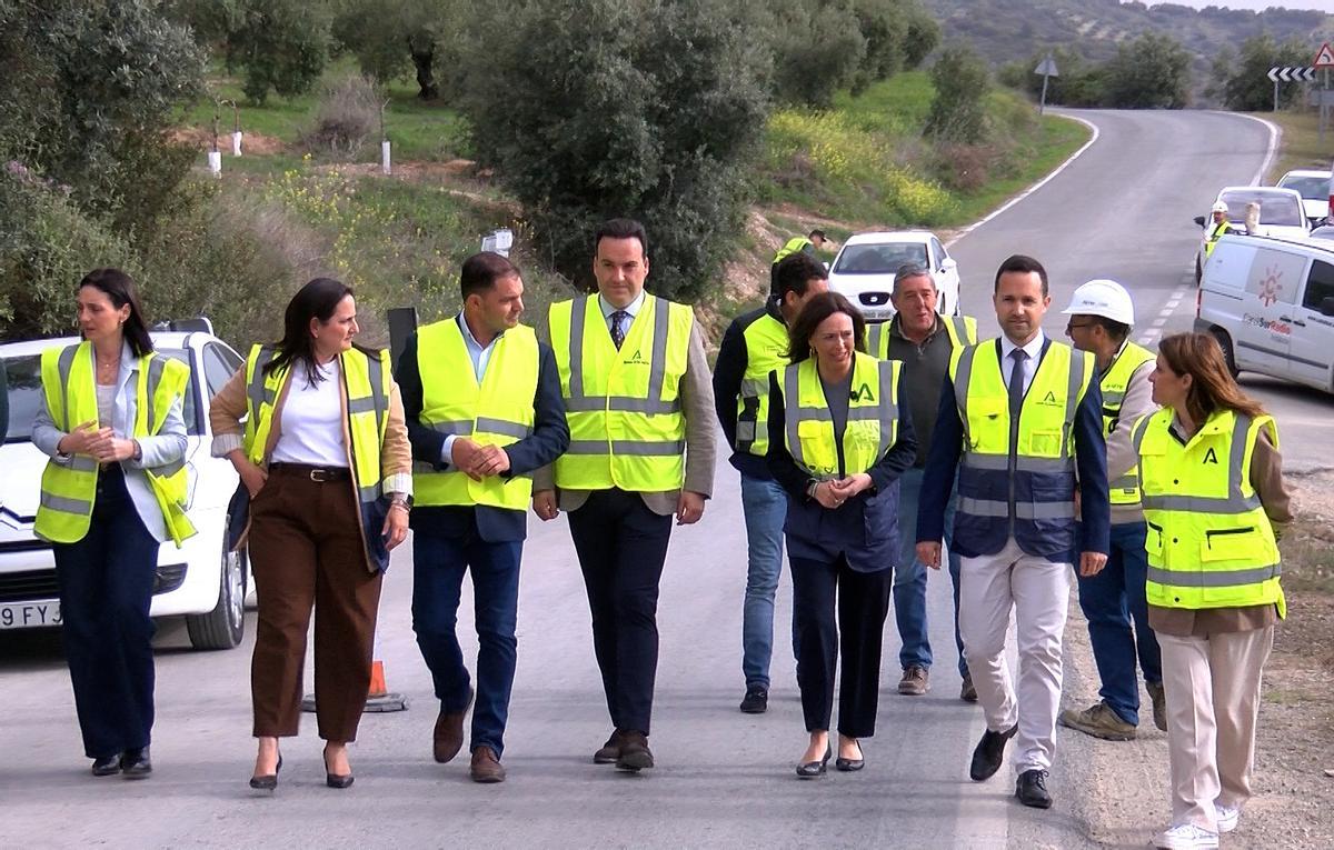 La consejera, con los alcaldes, delegados, concejales y técnicos, a su llegada a las obras de la carretera A-333 en Priego.