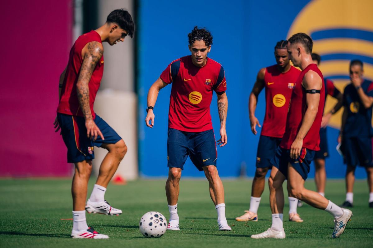 14/07/2026 Fútbol.- El balón ya rueda en el tercer capítulo del Barça de Hansi Flick. El FC Barcelona ha completado este martes su primer entrenamiento sobre el césped de la pretemporada 2026/27, la tercera bajo las órdenes del técnico alemán Hansi Flick, después de que el lunes la plantilla iniciara el curso con las habituales revisiones médicas. DEPORTES MARC GRAUPERA/FCB