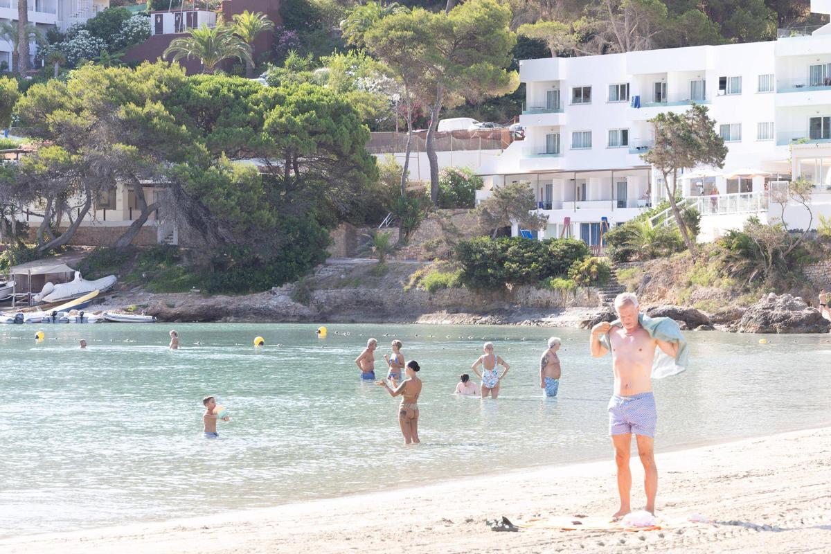 Los chiringuitos de Cala Llonga cerrados, en imágenes