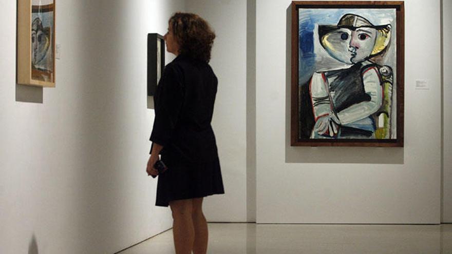 Una mujer visita la exposición permanente del Museo Picasso.