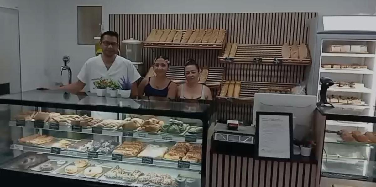 Antonio, su mujer y su hoja, en la Cafeteria-Panaderia de la playa de Xeraco