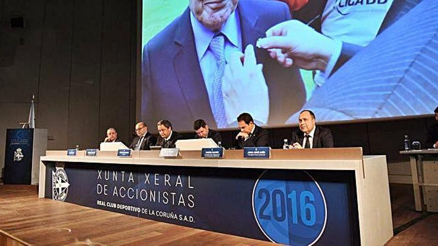 Imagen de la mesa presidencial en una de las juntas celebradas en las instalaciones de Palexco.