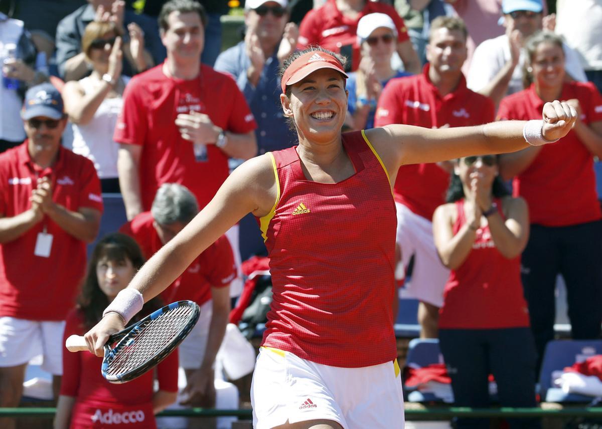 GRA183. LLEIDA, 16/04/2016.- La tenista española Garbiñe Muguruza tras vencer por 7-6 (4) y 6-0 a la italiana Francesca Schiavone, en la eliminatoria por el ascenso al Grupo Mundial de la Copa Federación que se está disputando en el Club de Tenis de Lleida. EFE/ Andreu Dalmau.