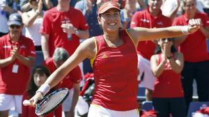 GRA183. LLEIDA, 16/04/2016.- La tenista española Garbiñe Muguruza tras vencer por 7-6 (4) y 6-0 a la italiana Francesca Schiavone, en la eliminatoria por el ascenso al Grupo Mundial de la Copa Federación que se está disputando en el Club de Tenis de Lleida. EFE/ Andreu Dalmau.